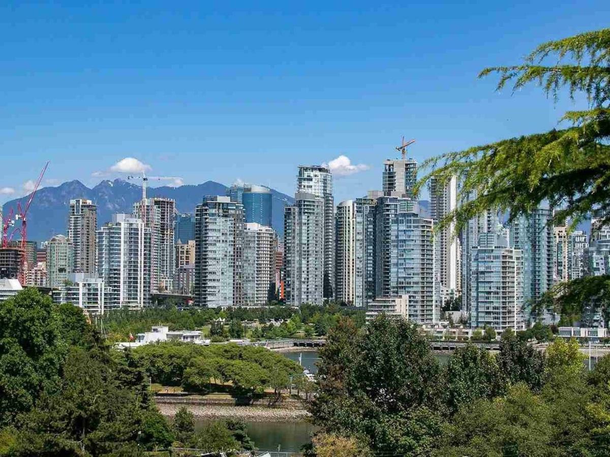 Billion Dollar Views In A Beautiful Fairview Slopes Heritage House Lägenhet Vancouver Exteriör bild